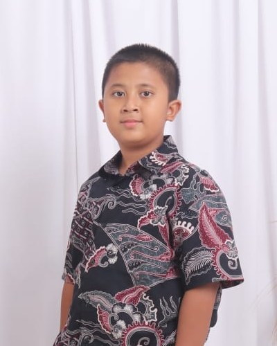 Foto Rhama Zidna Sugiharto memakai kemeja batik